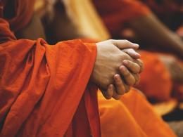 Donna seduce monaci buddhisti. Arrestata