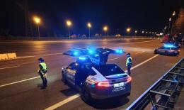 Viene colto da malore: salvato da ausiliari e poliziotti