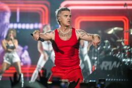 Robbie Williams incanta Trieste: un concerto tra cabaret e grandi emozioni