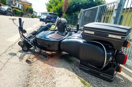 Schianto tra auto e moto: paura