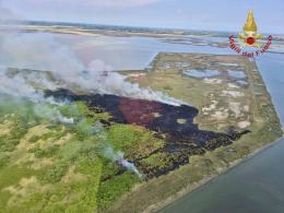 Fiamme nella laguna, in azione l'elicottero de vigili del fuoco