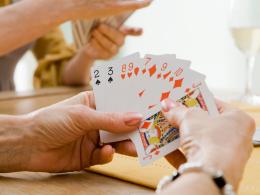 Volano carte, pugni e dentiere