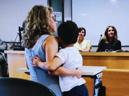 Si laurea con il figlio in braccio