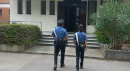 Danneggia auto e aggredisce i Carabinieri: arrestato 35enne straniero