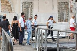 Turisti americani bloccano il borseggiatore