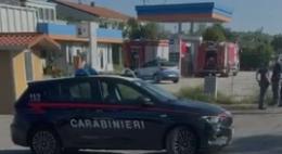 Incendio all'ex distributore: fumo nero e paura