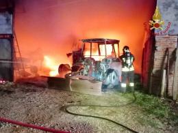 Fiamme nella notte, trattori distrutti