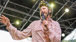 Jovanotti al No Borders: tra musica e riflessioni sulla pace nella cornice incantevole dei Laghi di Fusine
