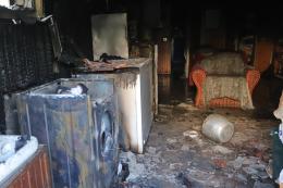 Fiamme in casa, paura per una donna
