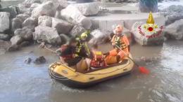Intrappolati in un isolotto sull'Adige, salvati due giovani