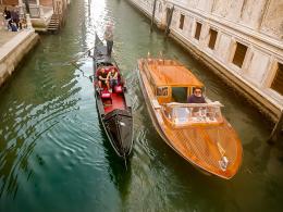 Taxi acqueo travolge la gondola, che si inabissa
