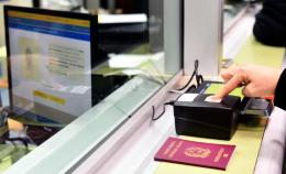Polis, 300 i passaporti richiesti