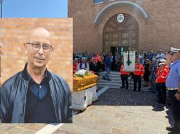 Una folla commossa saluta "Toni"