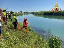 Auto nel fiume, bimbo intrappolato