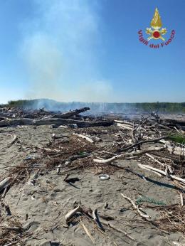 Incendio nell'oasi dei Gabbiani