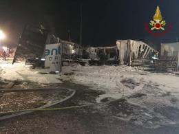Boato nella notte: camion distrutti