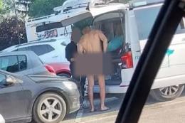 Nudo in centro: "Basta turismo cafone"