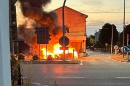 Paura in paese, auto divorata dalle fiamme