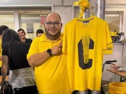 Il politico sfida il bodyshaming: “Me ne frego, tolgo la maglia a mare”