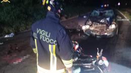 Muoiono a 16 anni in moto contro un'auto