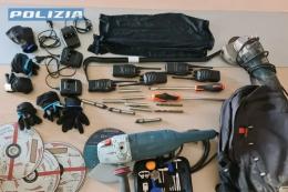 Assalto in casa, anziani rapinati e picchiati