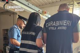 Lavoratrici clandestine nel laboratorio tessile