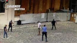 "Vietato vendere maiale!". Straniero armato scatena il panico