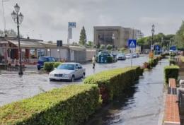 Maltempo, strade allagate e danni