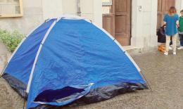 Dorme in tenda, “è stato aiutato”