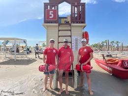 In balia dei cavalloni nonostante la bandiera rossa