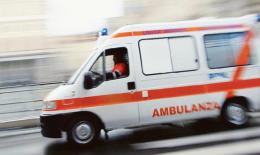 Schianto fra tre auto e un camion, traffico paralizzato