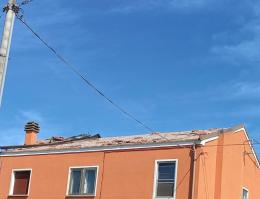 Case scoperchiate e rami sulle strade