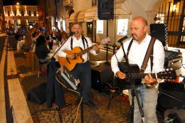 Band e performer, il centro è rock