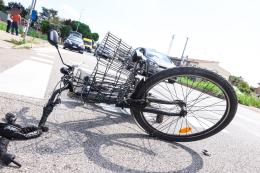 Falciata in bici sulle strisce