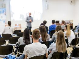 Frasi shock: professoresse sospeso ma è innocente
