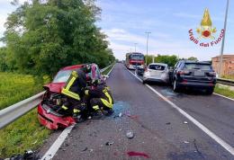 Incidente tra tre auto: un ferito grave