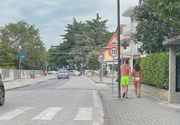 Bikini in centro alle terme, è polemica