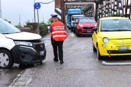 Incidente all'imbocco del ponte, tutti fermi