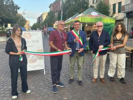 Sbarca in centro “Magna e Tasi”