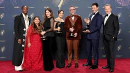 Emmy Awards 2025: The Studio fa la storia con 13 premi, primo Emmy per Noah Wyle