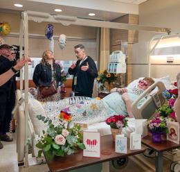 Elton John "ricoverato" tra strass e palloncini: ma è solo un (ironico) ciak