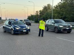 Scontro tra auto in rotatoria, una persona incastrata