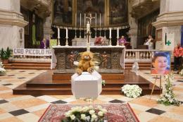 "Addio piccolo, oggi torniamo tutti bimbi"
