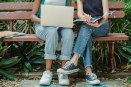 A scuola vietati jeans strappati e gonne corte