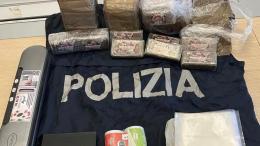 Sotto al letto, cinque chili di droga
