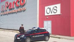 Spaccata con ariete: razziati i profumi al centro commerciale