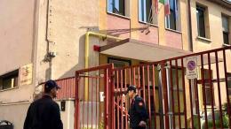 Preso a manganellate davanti al liceo: "Non sai guidare"