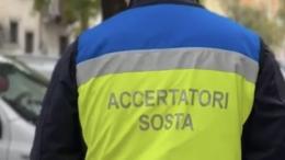 Accertatrice della sosta aggredita a bicchierate