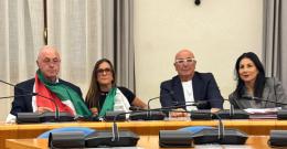 Niente bandiere, Il Pd la indossa