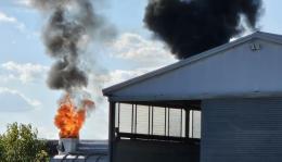 Fiamme in un capannone: "Chiudetevi in casa"